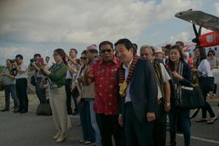 Bupati Wakatobi Hugua (berkacamata hitam) menyambut kedatangan Gubernur Jeju, Korea Selatan, Wong Here-ryong, di Bandara Matahora, Wakatobi.