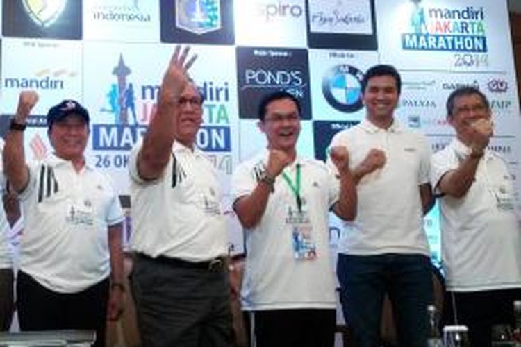 (Dari kiri ke kanan) Perwakilan PMI, Muhammad Muas, Wakil Menteri Parekraf Sapta Nirwandar, Perwakilan Inspiro selaku penyelenggara Ndang Mawardi, perwakilan Bank Mandiri Ramon Armando, dan Alexander Nayoan dari Hotel Dharmawangsa melakukan foto bersama usai konferensi pers Jakarta Marathon 2014, di Kebayoran, Minggu, (24/8/2014) pagi.