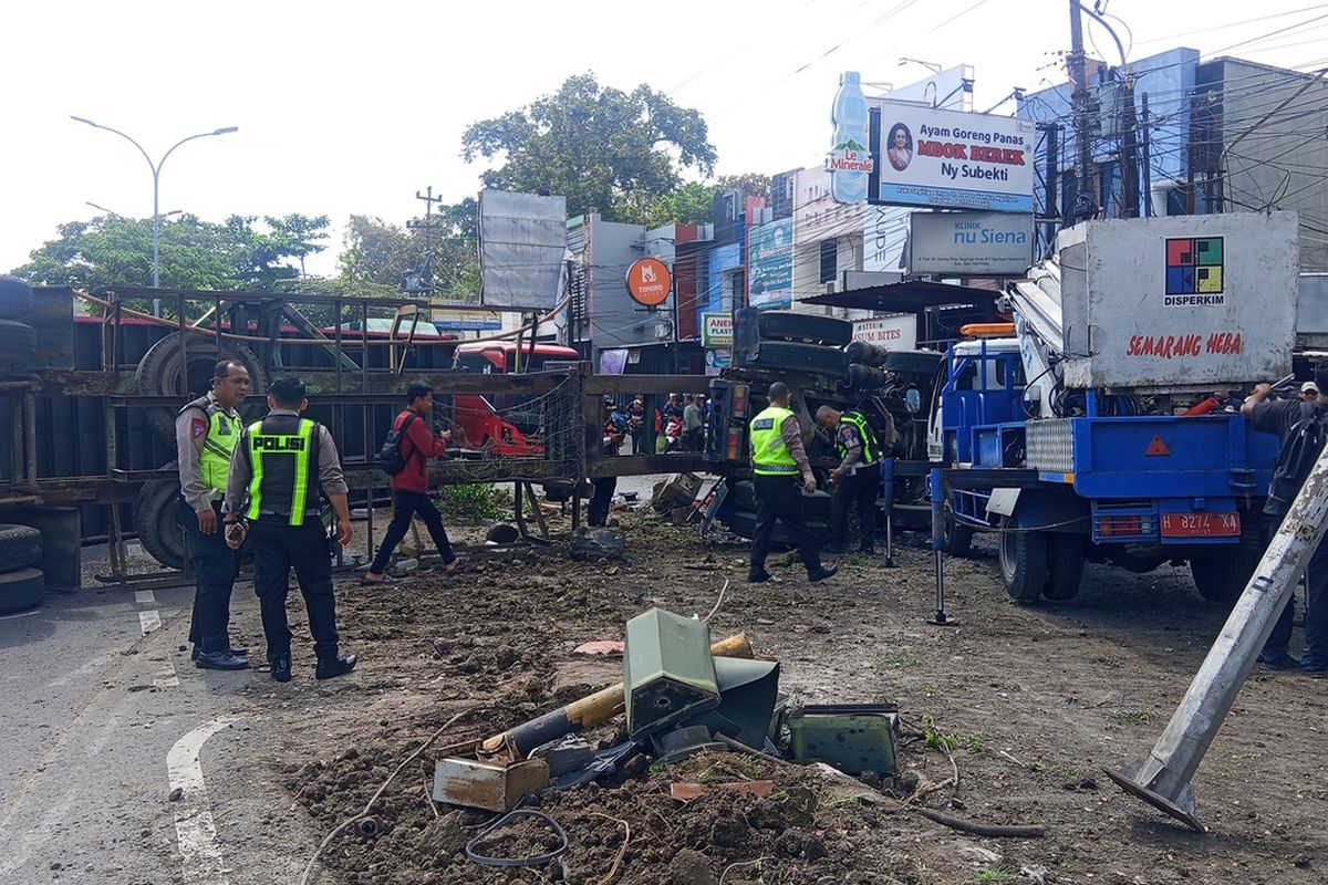 Kecelakaan beruntun di turunan Silayur, Kecamatan Ngaliyan, Kota Semarang, Jawa Tengah, Jumat (10/4/2026).