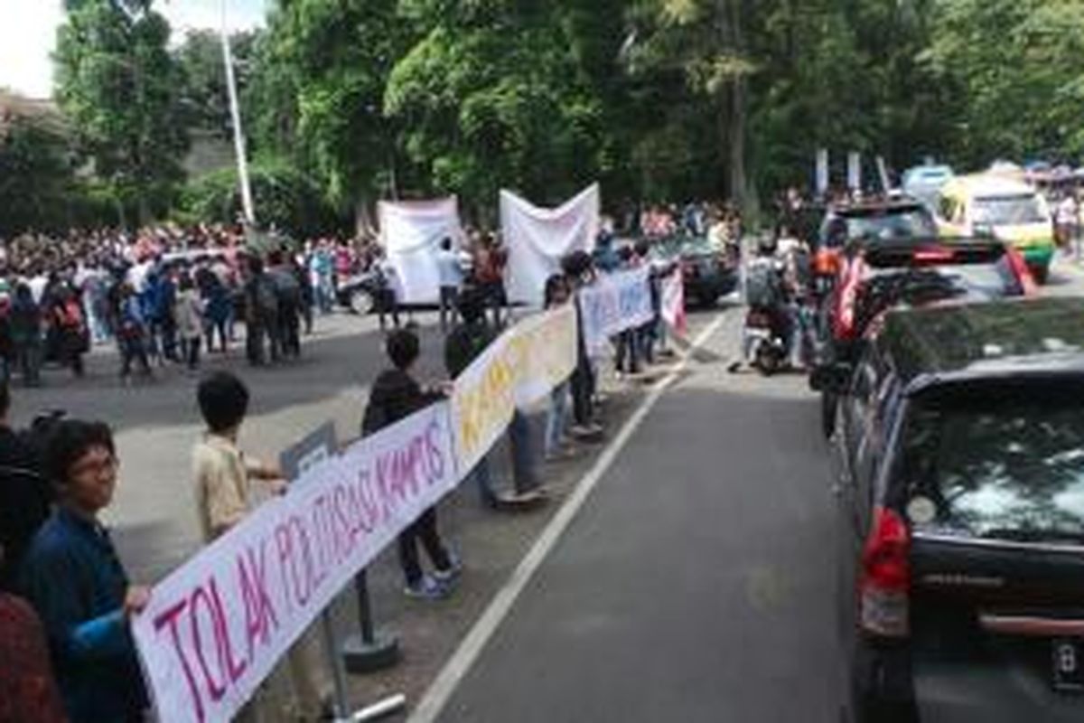 Gubernur DKI Jakarta Joko Widodo hendak memberikan kuliah umum di ITB, Bandung, Kamis (17/4/2014). Kedatangan Jokowi disambut unjuk rasa dengan diwarnai kericuhan.