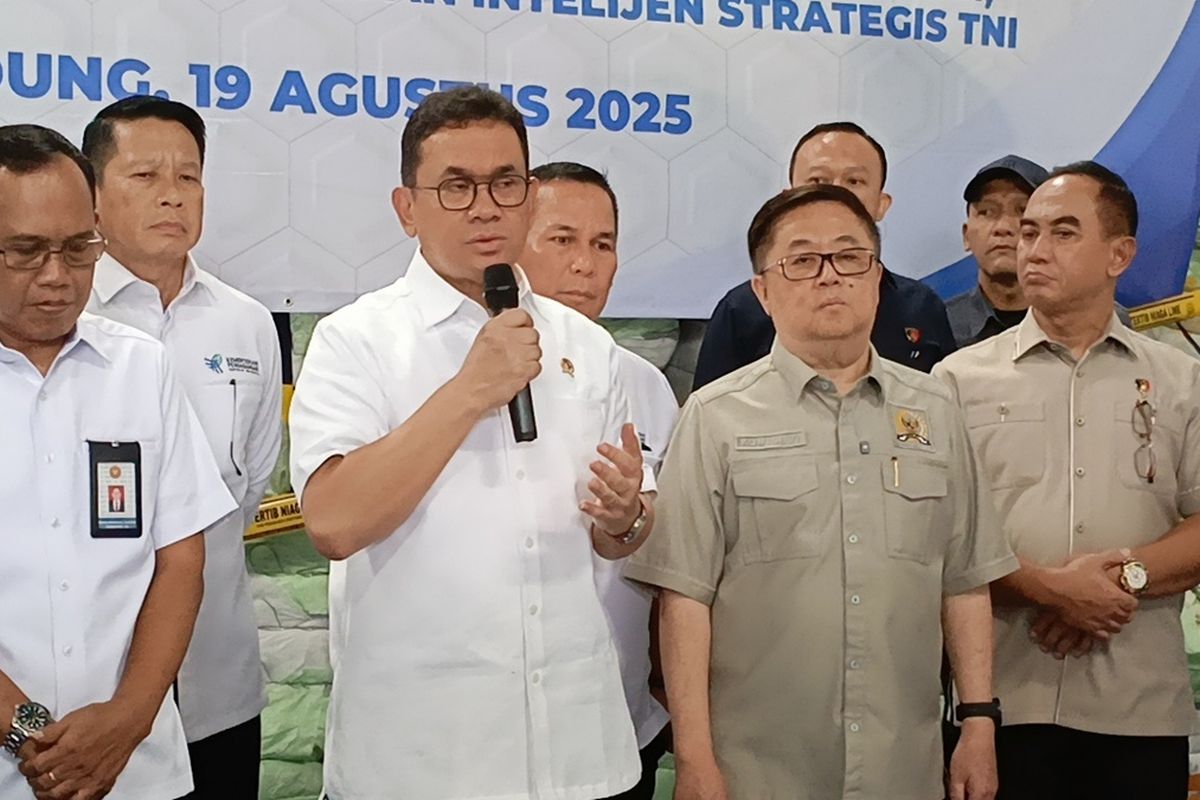 Menteri Perdagangan (Mendag) Budi Santoso saat diwawancarai di salah satu Gudang yang menyiapkan barang bekaw impor ilegal di Kecamatan Bojongsoang, Kabupaten Bandung, Jawa Barat, Selasa (19/8/2025)