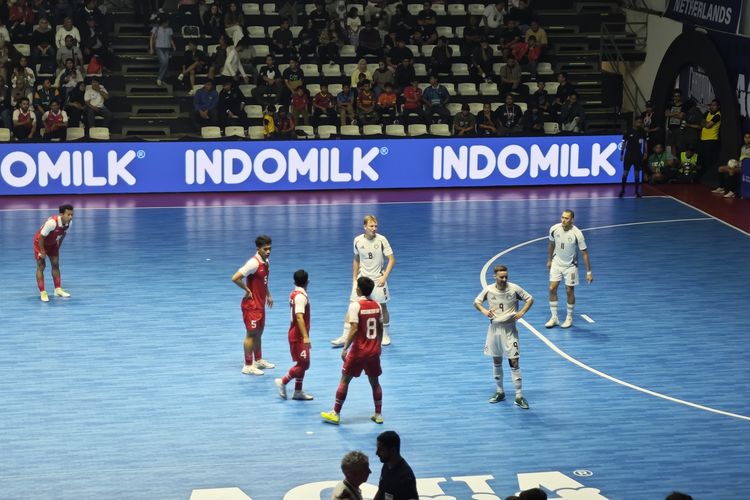 Suasana laga Timnas futsal Indonesia vs Latvia dalam ajang Four Nations Cup 2025 di GBK Basketball, Minggu (21/9/2025). 