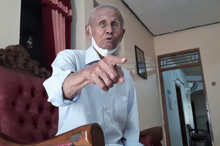 Ishak Bahar (87), eks Pasukan Batalyon Cakrabirawa yang saat ini bermukim di Kelurahan Kalikabong, Kecamatan Kalimanah, Kabupaten Purbalingga, Jawa Tengah.