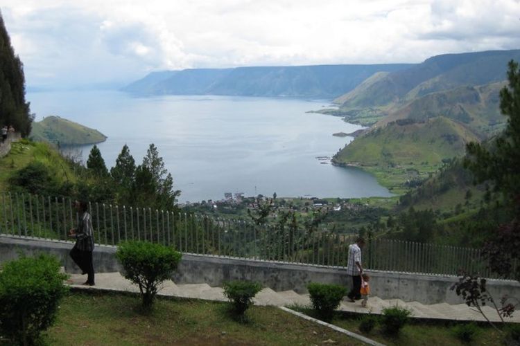 Bukit Indah Simarjarunjung di Sumatera Utara. Tempat melihat Danau Toba dari ketinggian.