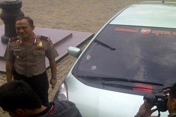 Kepala Polda Lampung Brigjen Pol Heru Winarko memperlihatkan kendaraan yang digunakan pelaku untuk merampok nasabah bank, Rabu (12/12/2012). Kaca mobil itu berlubang terkena peluru polisi.


