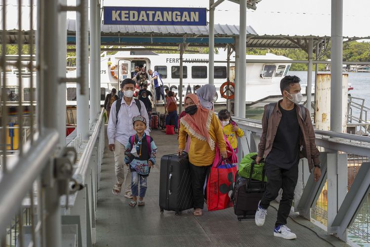Sejumlah penumpang kapal Ferry tiba di Pelabuhan Telaga Punggur, Batam, Kepulauan Riau, Minggu (17/4/2022). Sebagian warga memilih mudik lebih awal untuk menghindari kepadatan arus mudik Lebaran 2022.