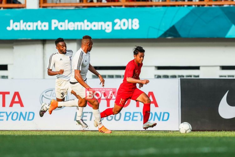 Aksi Febri Hariyadi saat melewati penjagaan lawan pada laga Indonesia vs Mauritius di Stadion Wibawa Mukti, 11 September 2018. 