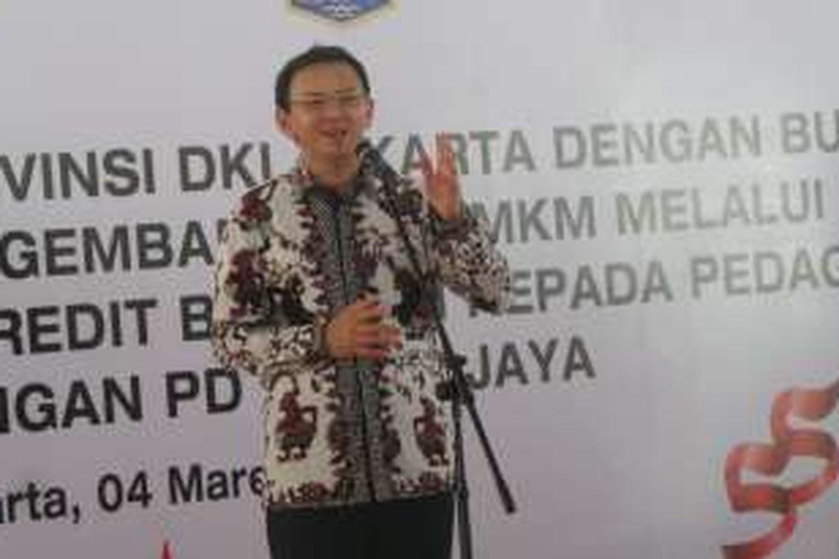 Gubernur DKI Jakarta Basuki Tjahaja Purnama saat menghadiri acara pemberian kredit kepada pedagang kaki lima (PKL), di Pasar Kramatjati, Jakarta Timur, Jumat (4/3/2016). 