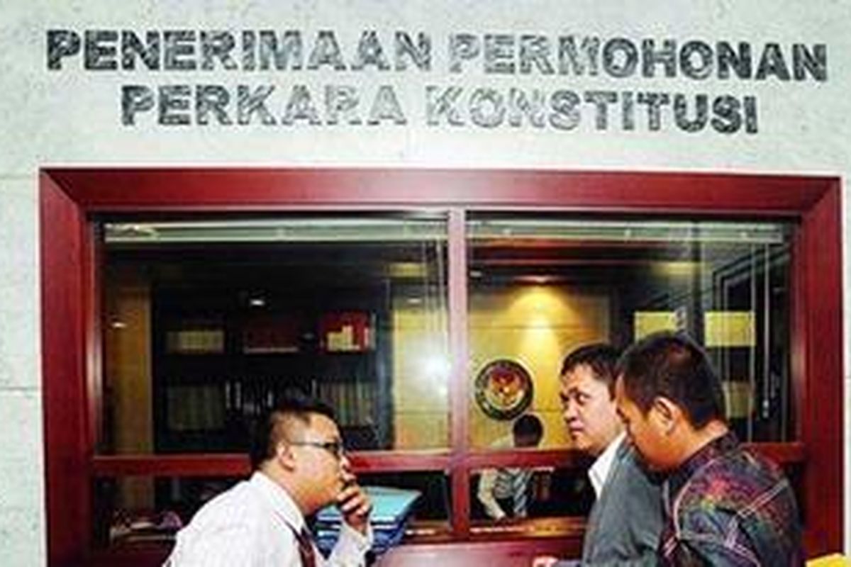 Sejumlah advokat mendaftarkan permohonan uji materi Pasal 50 Ayat 3 Undang-Undang Nomor 30 Tahun 2002 tentang Komisi Pemberantasan Korupsi (KPK) di Mahkamah Konstitusi, Jakarta, Senin (6/8/2012). Pendaftaran uji materi tersebut merupakan bentuk dukungan para advokat agar kasus dugaan korupsi pengadaan alat simulator mengemudi di Korps Lalu Lintas Polri disidik oleh KPK.