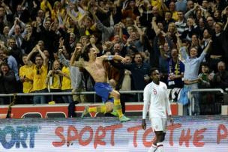 Striker Swedia, Zlatan Ibrahimovic, merayakan gol salto yang dicetaknya ke gawang Inggris pada laga di Stockholm, 14 November 2012. Gol tersebut menjadi salah satu nomine peraih FIFA Puskas Award 2013.