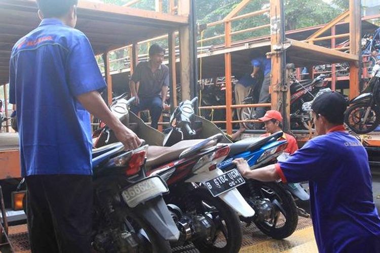 Truk pengangkut sepeda motor mudik