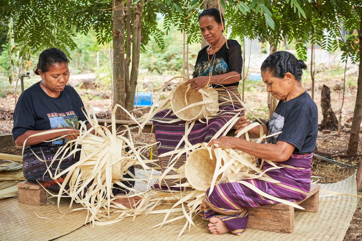 Ibu-ibu penganyam di Nusa Tenggara Timur.