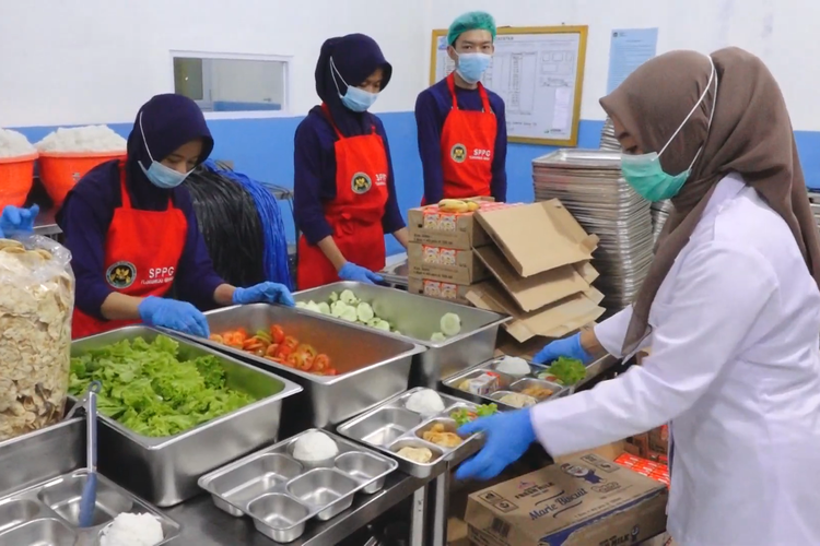 Sejak dini hari, tim SPPG Tlogorejo bekerja menyiapkan ribuan porsi Makan Bergizi Gratis, memastikan setiap bahan segar ditangani sesuai standar gizi dan kebersihan.