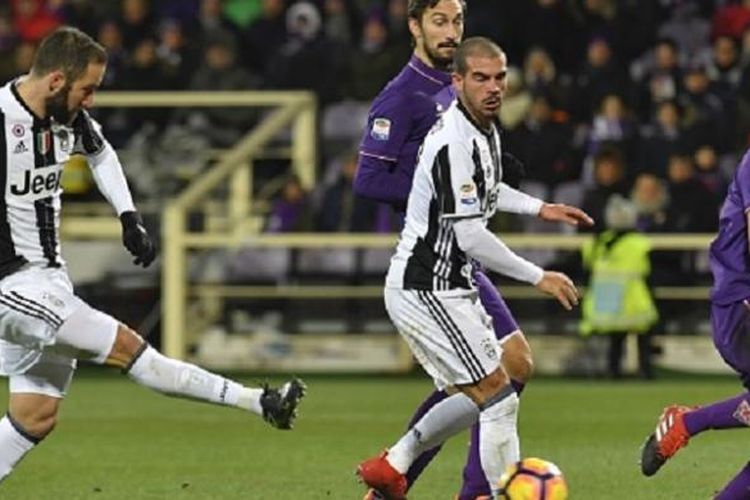 Striker Gonzalo Higuain mencetak gol yang memperkecil kedudukan Juventus saat bertandang ke markas Fiorentina, Minggu (15/1/2017). 