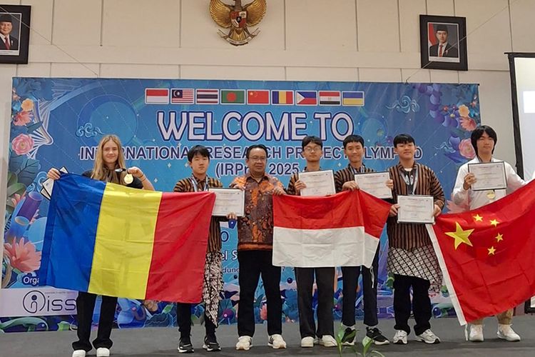 Para peserta dari berbagai negara berpose bersama memamerkan medali dan bendera kebangsaan usai pengumuman pemenang International Research Project Olympiad (IRPrO) 2025 di Bandung. 