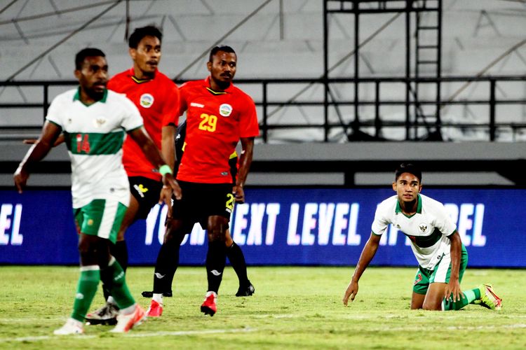 Pemain Timnas Indonesia Marselino Ferdinan usai pemain Timnas Timor Leste saat pertandingan ujicoba dalam rangka FIFA Matchday yang berakhir dengan skor 0-3 di Stadion Kapten I Wayan Dipta Gianyar, Minggu (30/1/2022) malam. 