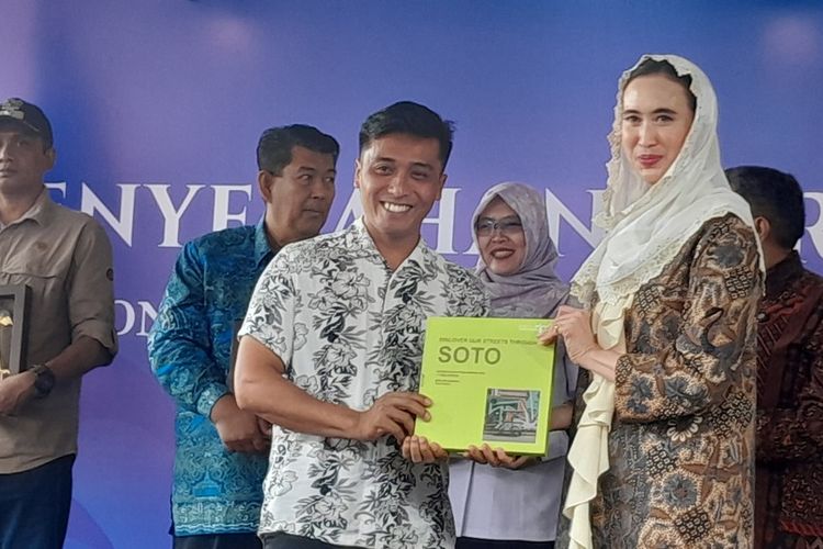 Menteri Pariwisata RI Widiyanti Putri Wardhana dan Kepala BPJPH Ahmad Haikal Hasan saat penyerahan sertifikat halal kepada pelaku usaha Desa Wisata Jatimulyo di Rest Area Kembang Tebu, Jalan Raya Kembang Tebu, Padukuhan Gendu, Kalurahan Jatimulyo, Kapanewon Girimulyo, Kabupaten Kulon Progo, Daerah Istimewa Yogyakarta, Minggu (31/5/2026).