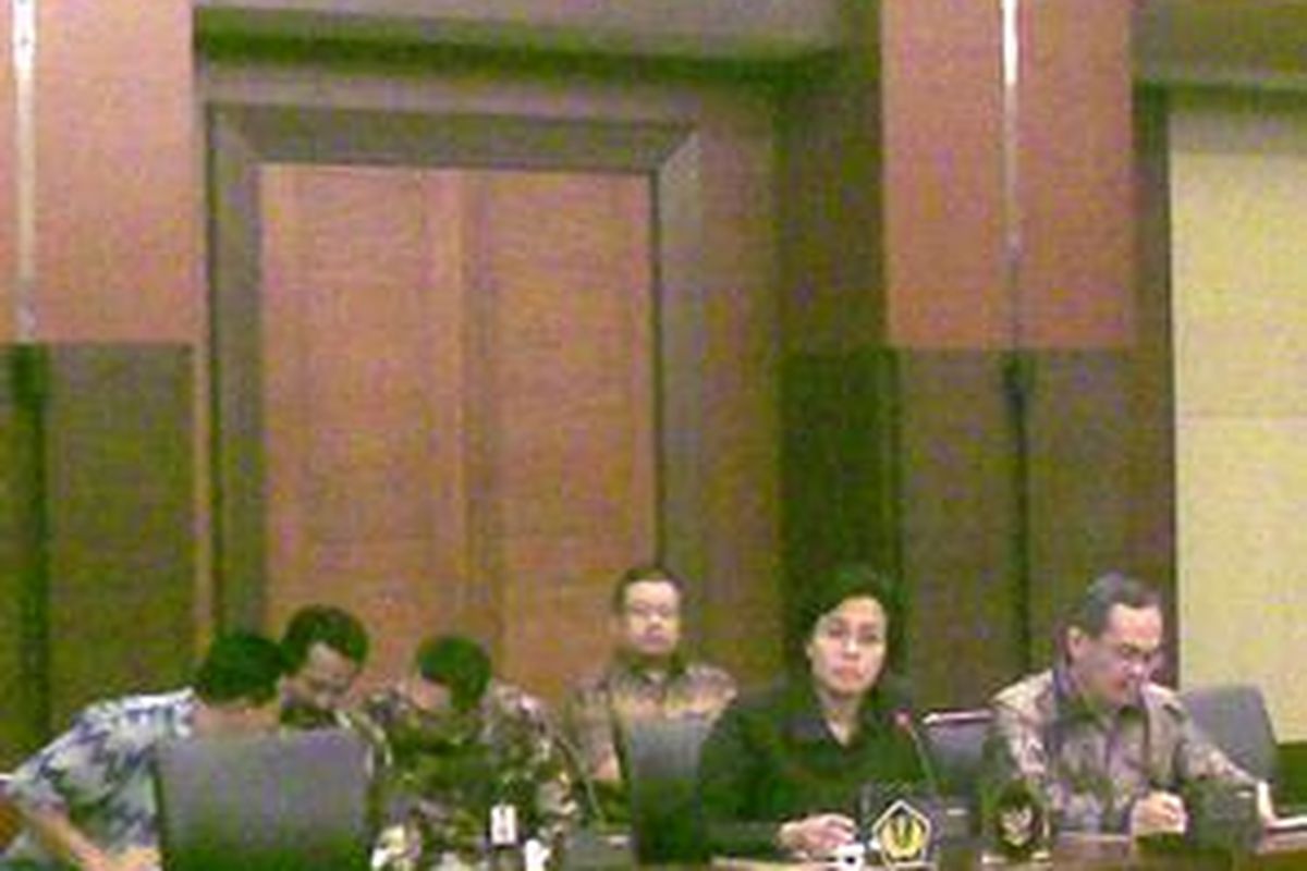 Menteri Keuangan Sri Mulyani menggelar keterangan pers usai diperiksa oleh penyidik Komisi Pemberantasan Korupsi (KPK) di kantornya sendiri, Selasa (4/5/2010) malam.