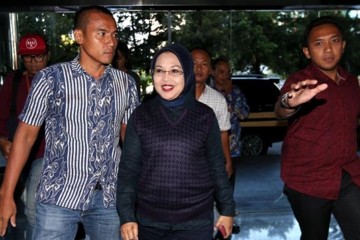 Mantan Walikota Jakarta Pusat, Sylviana Murni tiba di gedung Direktorat Tindak Pidana Korupsi Bareskrim Polri, Jakarta, Jumat (20/12017). Ia diperiksa terkait dugaan korupsi dalam pengelolaan dana bantuan sosial Pemerintah Provinsi DKI Jakarta di Kwarda Pramuka DKI Jakarta tahun anggaran 2014 dan 2015. 