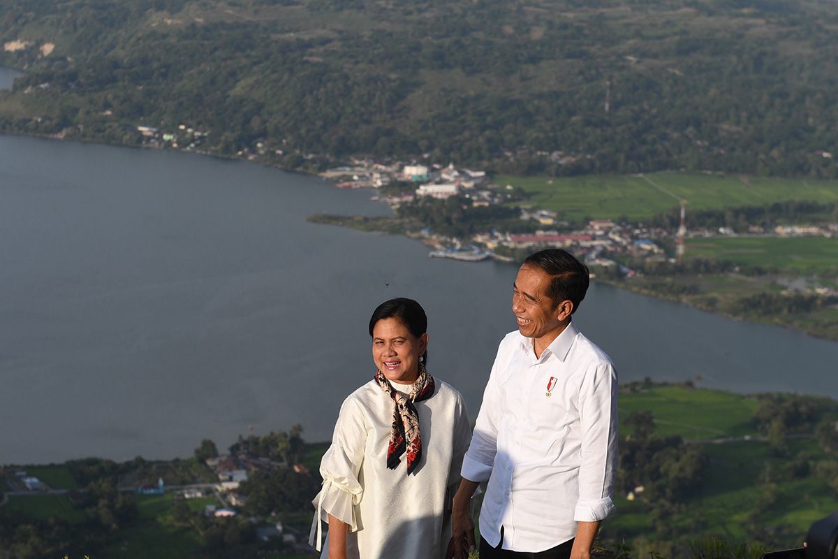 Presiden Joko Widodo (kanan) didampingi Ibu Negara Iriana Joko Widodo mengunjungi kawasan Sipinsur Geosite di Kabupaten Humbang Hasundutan (Humbahas), Sumatera Utara, Senin (29/7/2019). Kawasan hutan pinus itu berada di ketinggian 1.213 meter di atas permukaan laut serta memiliki luas sekitar dua hektar dan diharapkan dapat menjadi tempat wisata keluarga dan milenials untuk menikmati pemandangan Danau Toba.