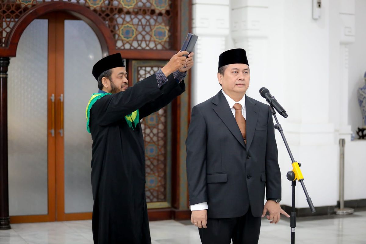 Iskandar Zulkarnain resmi dilantik sebagai Sekretaris Daerah (Sekda) definitif Kota Bandung, di Pendopo Kota Bandung, Jawa Barat, Kamis (5/6/2025)