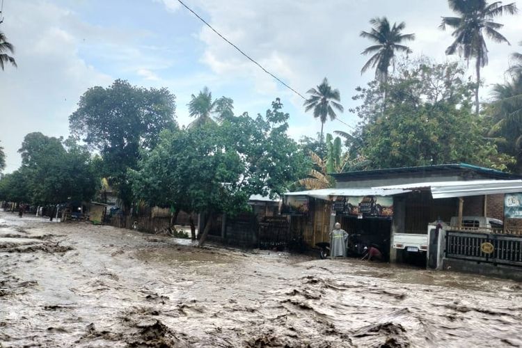 Tampak banjir meredam permukiman warga di Kecamatan Sanggar, Kabupaten Bima, Rabu (15/11/2023).