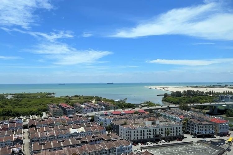 Pemandangan kawasan Melaka dari ketinggian Menara Taming Sari, Melaka, Malaysia, Sabtu (4/10/2025). 