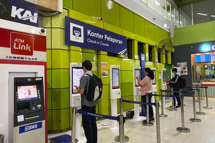 Ilustrasi Check-in Counter kereta api di Stasiun Gambir. 