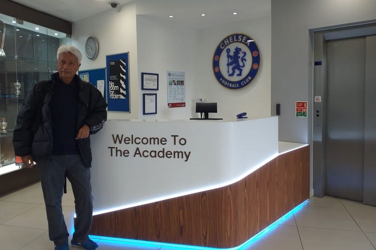 Direktur Teknik PSSI, Danurwindo, saat berada di Akademi Sepak Bola Chelsea di Cobham Training Centre, London, Inggris, saat memantau perkembangan permainan tim Garuda Select pada Sabtu (11/5/2019).