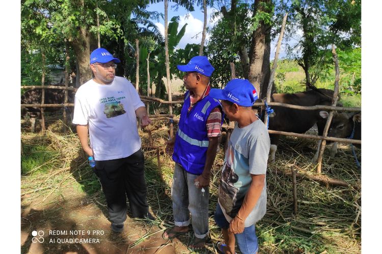 Peternak sapi asal Kupang, Nusa Tenggara Timur, Arnoldus dan Andreas bersama Vice President Communication and Development Human Initiative Andjar Radite