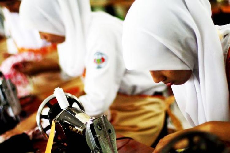 Pada dasarnya, lulusan SMK juga dapat melanjutkan ke perguruan tinggi (PT), walaupun secara skema mereka dapat menjadi pekerja atau berwirausaha. Tak ada perbedaan untuk masuk perguruan tinggi dari sekolah SMA maupun SMK. 