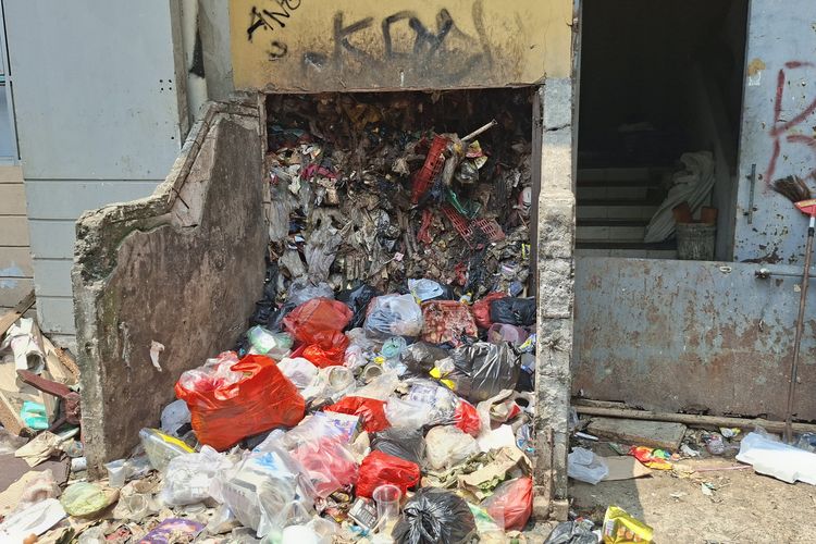 Tumpukan Sampah di Rusun Tambora, Penguraian Diprediksi Baru Tuntas 6 Bulan