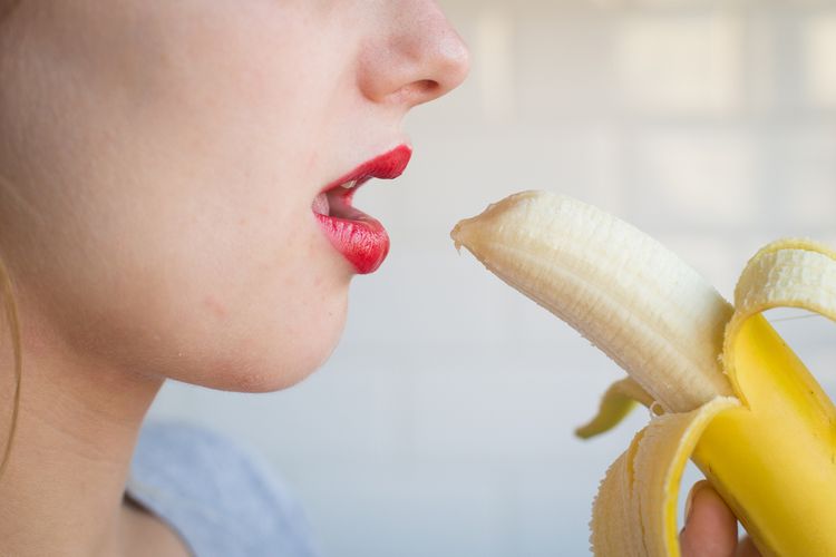 Ilustrasi makan pisang.