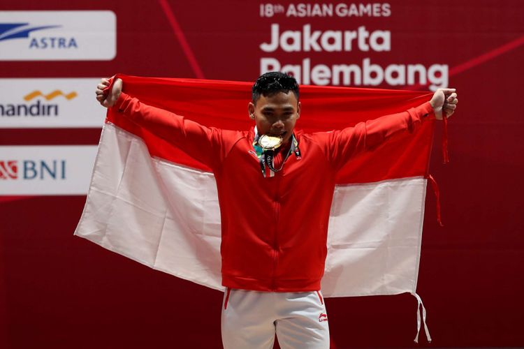 Atlet Angakt Besi Putra Indonesia, Eko Yuli Irawan berselebrasi setelah berhasil meraih medali emas di kelas 62 kilogram pada Asian Games 2018 di JI Expo Kemayoran, Jakarta, Selasa (21/8/2018). Ia menyumbang medali emas untuk Indonesia dengan melakukan angkatan total 311 kg (snatch 141 dan clean and jerk 170).