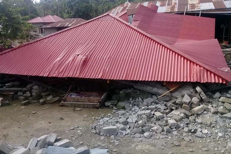Salah satu bangunan yang ambruk di Desa Jibubu, Kecamatan Kepulauan Joronga, Kabupaten Halmahera Selatan, Maluku Utara akibat gempa bumi pada Minggu (14/07/2019) lalu