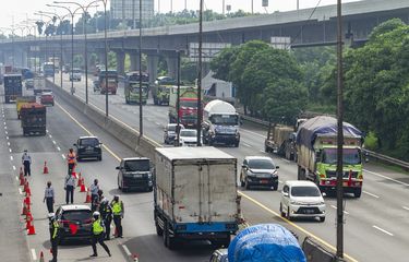 Petugas memeriksa kendaraan roda empat di Jalan tol Jakarta - Cikampek Km 47, Karawang, Jawa Barat, Rabu (6/5/2020). Penyekatan akses transportasi di tol Jakarta - Cikampek tersebut sebagai tindak lanjut kebijakan larangan mudik dan Pembatasan Sosial Berskala Besar (PSBB) guna memutus mata rantai penyebaran COVID-19. ANTARA FOTO/M Ibnu Chazar/foc.