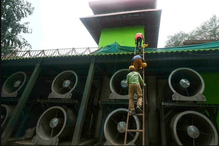 Pembangunan menara asap di New Delhi untuk mengurangi polusi. Pembangunan menara ini menghabiskan anggaran senilai Rp28,8 miliar. 