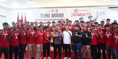 Juara Soeratin Cup 2023, Tim Persedikab U-17 Terima Penghargaan dan Beasiswa dari Mas Dhito