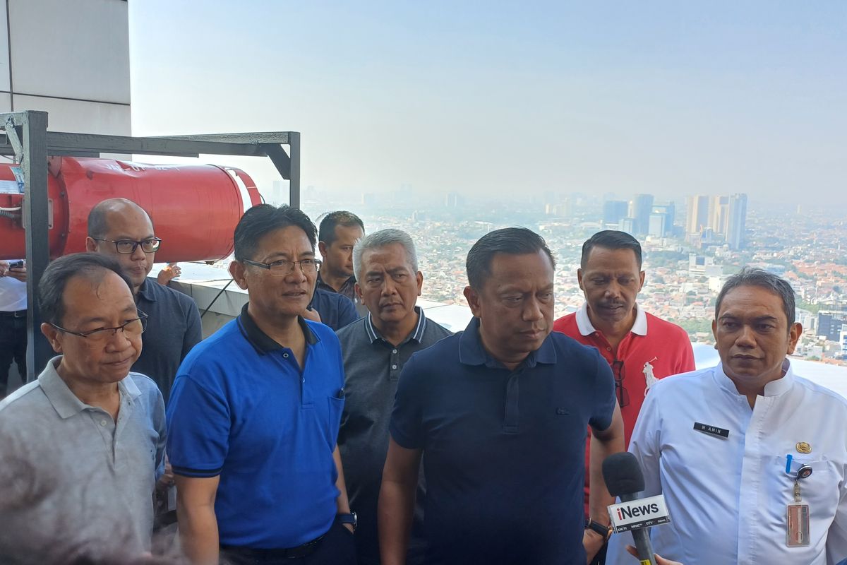 Wali Kota Jakarta Selatan, Munjirin, saat melakukan sidak soal pengoperasian water mist di kawasan Gandaria City, Jakarta Selatan, Jumat (22/9/2023).