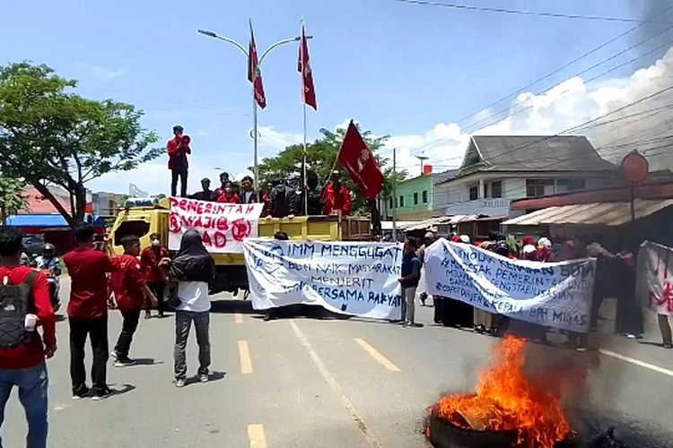 Ikatan Mahasiswa Muhammadiyah (IMM) Kota Palopo, Sulawesi Selatan, unjuk rasa menolak kenaikan harga bahan bakar minyak (BBM) bersubsidi di jalan Trans Sulawesi depan kampus Universitas Muhammadiyah Palopo, Kamis (08/09/2022) siang.