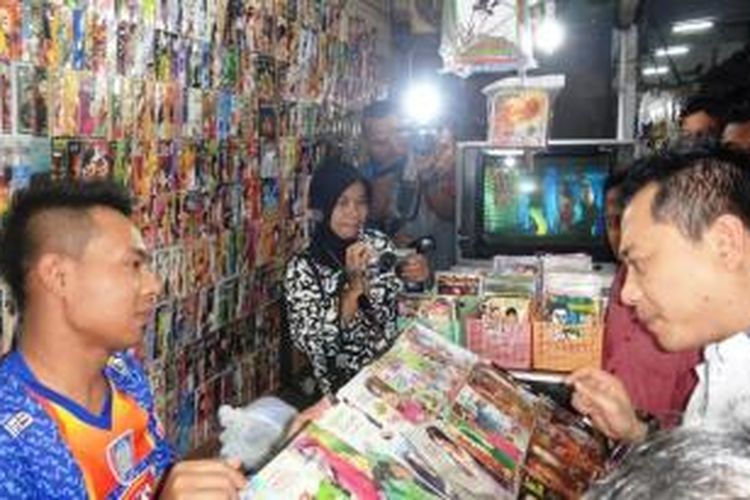 Musisi yang juga Anggota Komisi X DPR RI, Anang Hermansyah, berdialog dengan salah satu penjual VCD, di Pasar Tanjung Kabupaten Jember, Jawa Timur, Rabu (8/7/2015).