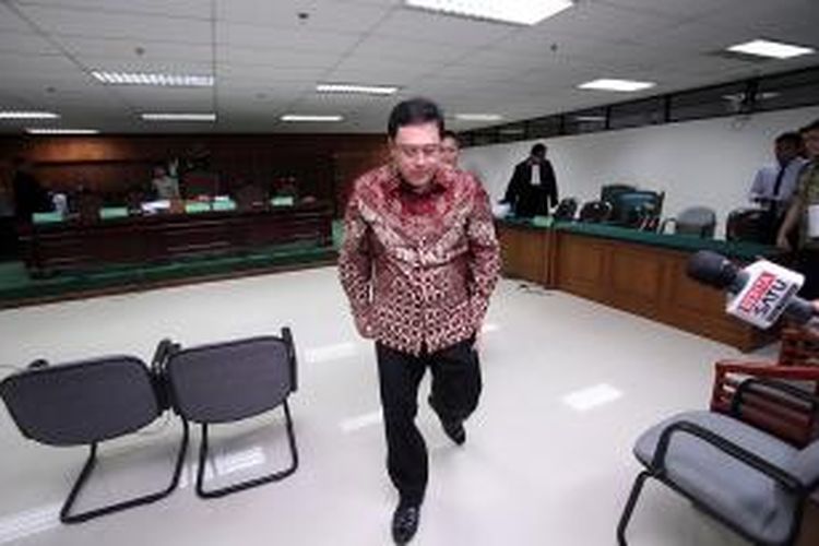 Direktur PT Citra Mandiri Metalindo Abadi Budi Susanto (berbatik merah) menjalani persidangan dengan agenda penuntutan di Pengadilan Tindak Pidana Korupsi, Jakarta, Kamis (2/1/2013). Budi yang diduga terlibat dalam kasus dugaan korupsi pengadaan alat driving simulator untuk kendaraan roda dua dan empat, di Korlantas Polri tahun 2011, dituntut 12 tahun penjara dengan denda Rp 500 juta subsider 6 bulan kurungan, dengan uang pengganti Rp 88,4 milyar subsider 6 tahun kurungan. (TRIBUNNEWS/DANY PERMANA) 