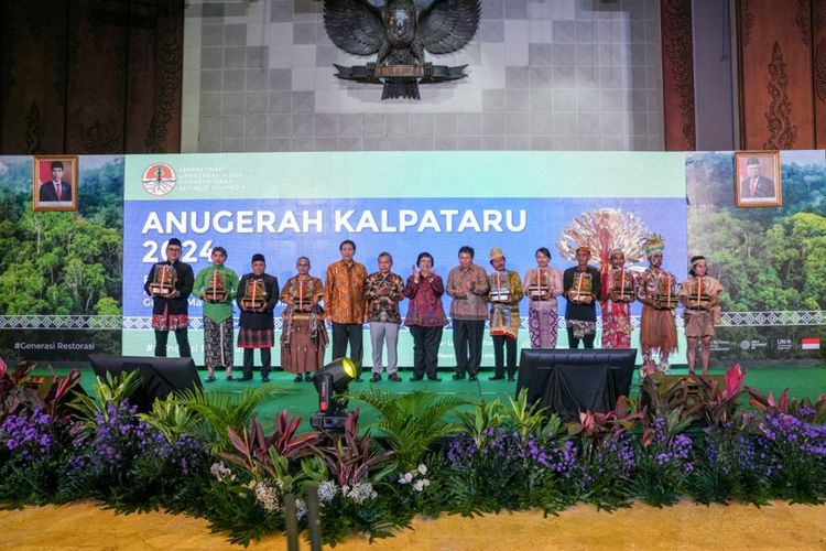 Menteri Lingkungan Hidup dan Kehutanan Siti Nurbaya memberikan Penghargaan Kalpataru kepada 10 penerima di Jakarta, Rabu (5/6/2024).