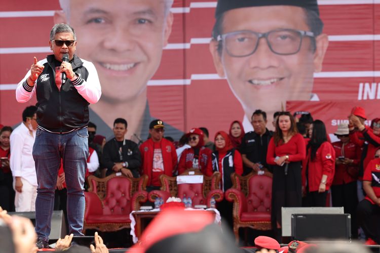 Sekretaris Jenderal PDI-P sekaligus Sekretaris Tim Pemenangan Nasional Ganjar-Mahfud, Hasto Kristiyanto saat berorasi di Lampung dalam rangka kampanye akbar, Minggu (28/1/2024).