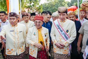 Gaya Jokowi Kenakan Busana Adat Lampung saat Terima Gelar 'Baginda Pemuka Bangsa'