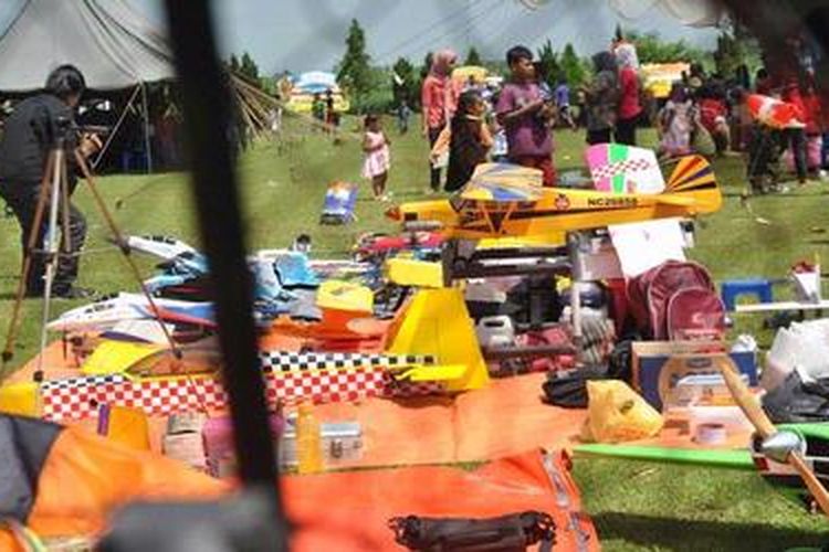 Pameran pesawat aeromodeling di Lanud Wirasaba, Purbalingga, dalam rangka HUT TNI AU, Selasa (9/4/2013).