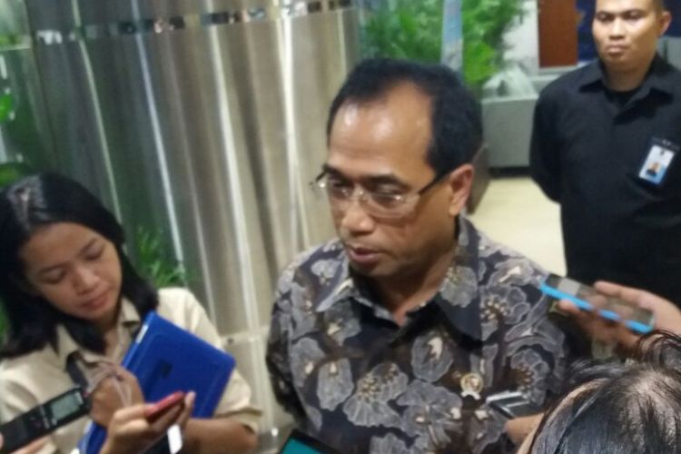 Menteri Perhubungan Budi Karya Sumadi saat ditemui di Kantor Kementerian Koordinator Kemaritiman, Jakarta, Senin (21/8/2017). 