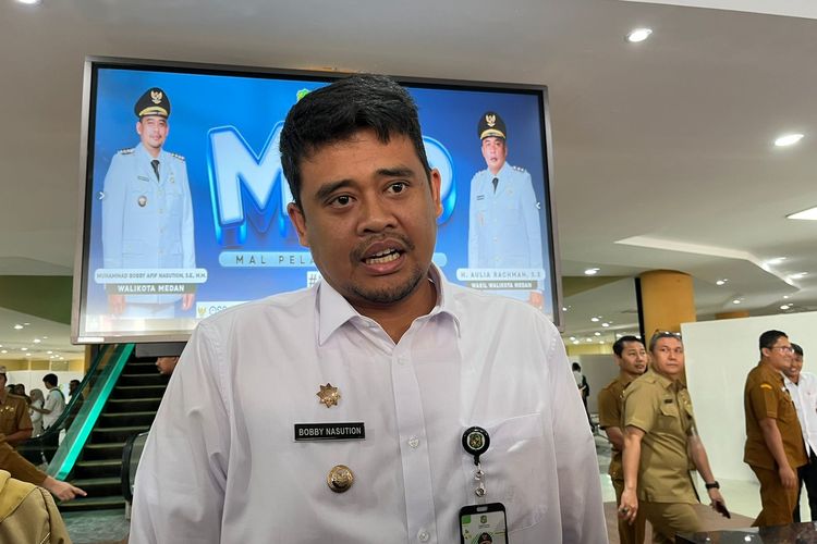Wali Kota Medan Bobby Nasution saat ditanya wartawan di Mal Pelayanan Publik Ramayana, Kota Medan, Senin (22/1/2024). 