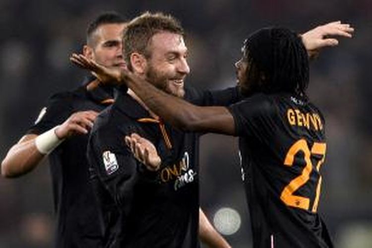 Gelandang AS Roma, Daniele De Rossi (kedua dari kanan).