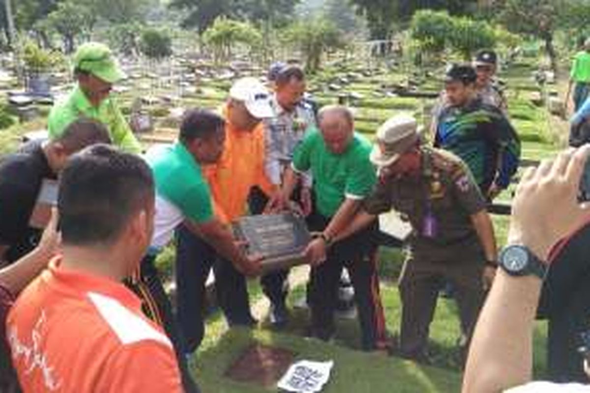 Kadis Pertamanan dan Pemakaman DKI Jakarta Djafar Muchlisin (kaus hijau) membongkar makam fiktif di TPU Karet Bivak, Tanah Abang, Jakarta Pusat, Jumat (22/7/2016), bersama jajaran Pemkot Jakarta Pusat.